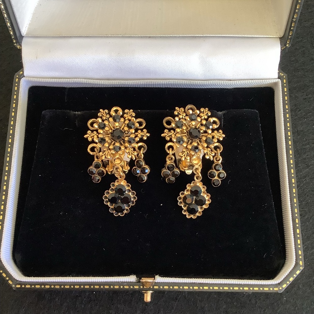 Vintage JANNY black glass clip on earrings.